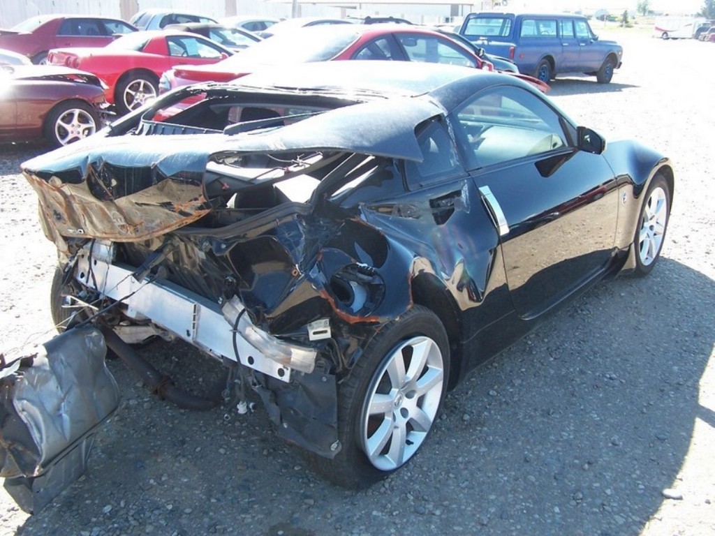 Z разбили. 350z Nissan crash. Nissan 350z разбитый. Разбитый Ниссан 350z. Ниссан 350z разбитые в хлам.