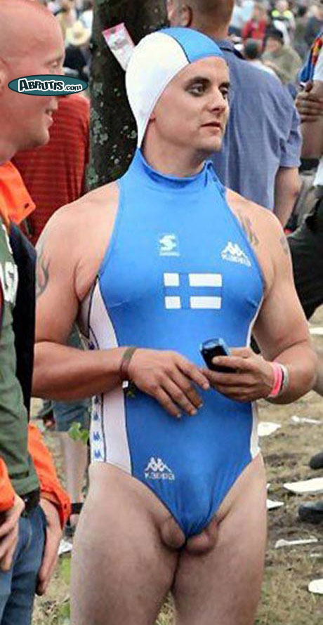 Видно плавки. Трансгендерная пловчиха. Мужчина в женском купальнике. Пловцы женщины. Пловцы трансгендеры финская.